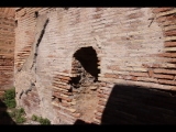 04342 ostia - regio i - insula viii - botteghe (i,viii,9) - raum re der treppe - ostseite - detail - 09-2022.jpg